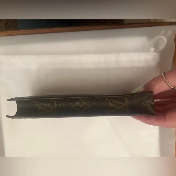 Louis Vuitton Soft Sunglasses Case - Picture 5 of 12